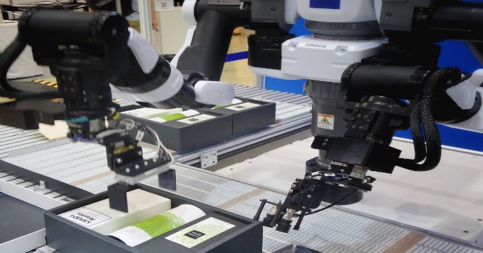 工場で作業するロボット
